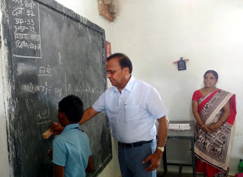 Photo of मुख्य सचिव ने गणित का प्रश्न हल करने पर बच्चों को बांटी टाफियां