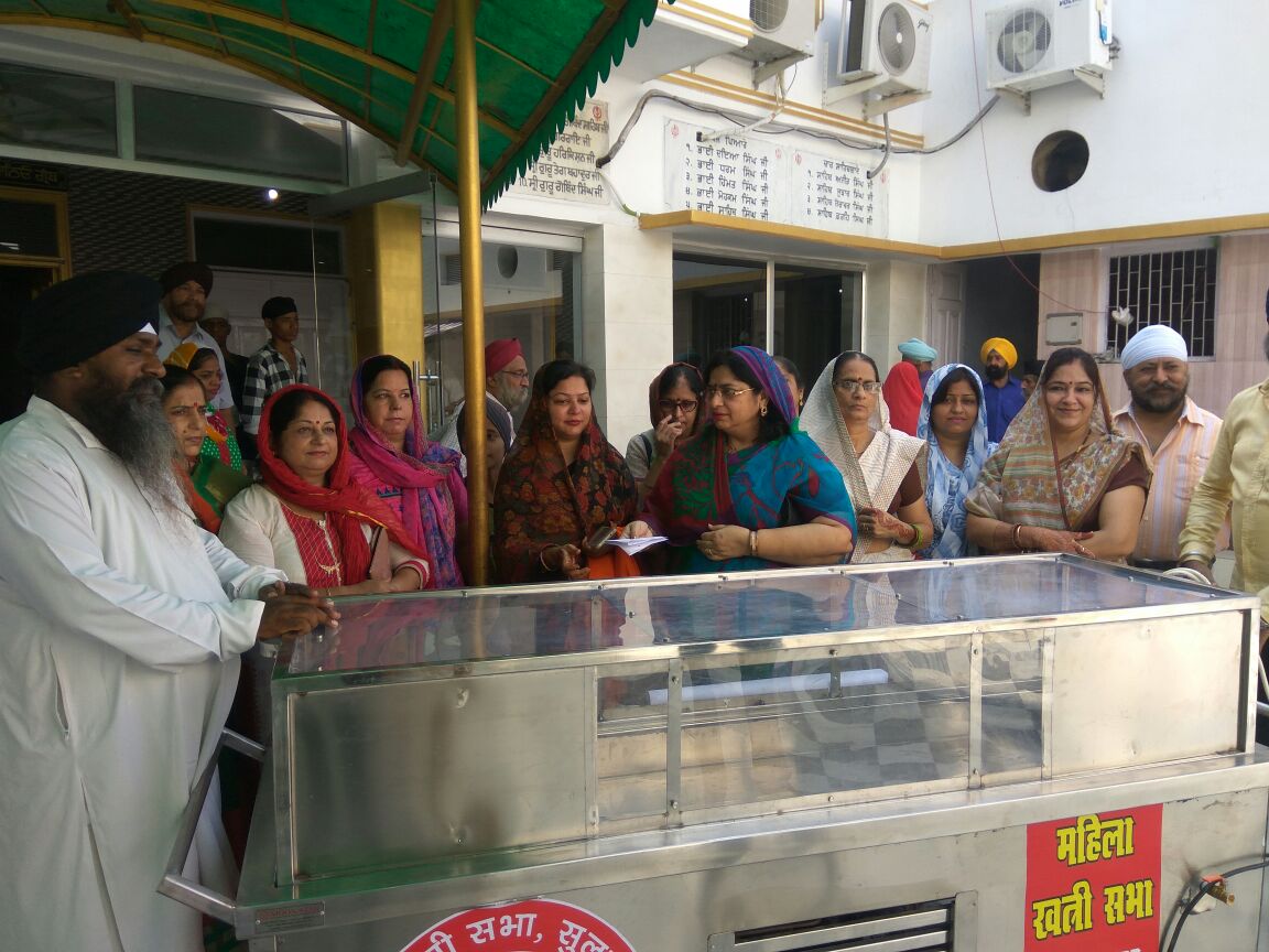 Photo of खत्री समाज की महिलाओं ने किया शव सरंक्षण सयंत्र समाज को भेंट