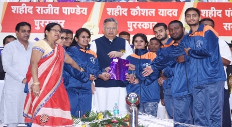Photo of रमन के हाथों खेल दिवस पर पुरस्कृत हुए 316 खिलाड़ी