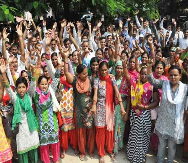 Photo of आन्दोलरत शिक्षा मित्रों ने लखनऊ में डाला डेरा