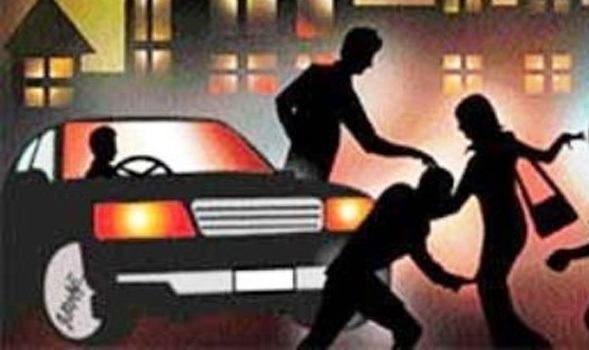 Photo of नोएडा में युवती का अपहरण कर चलती कार में सामूहिक बलात्कार