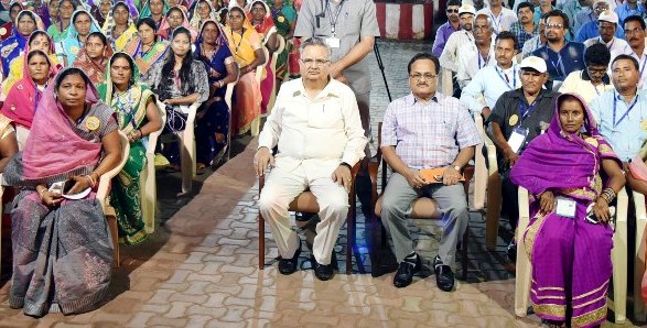 Photo of पंचायत प्रतिनिधि गांवों को खुले में शौच मुक्त बनाने में करे योगदान – रमन
