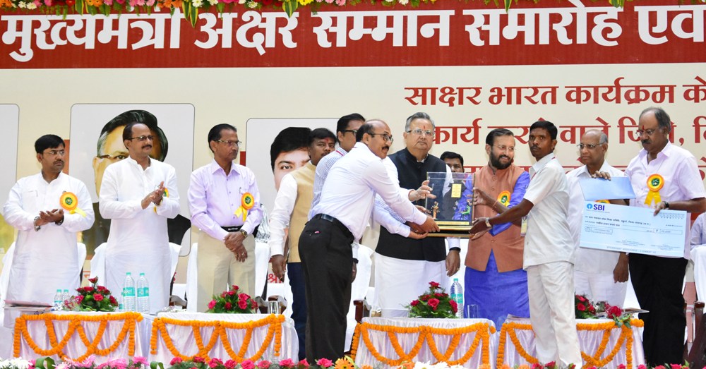 Photo of शिक्षा और साक्षरता के क्षेत्र में रमन सरकार के प्रयास सराहनीय-जावड़ेकर