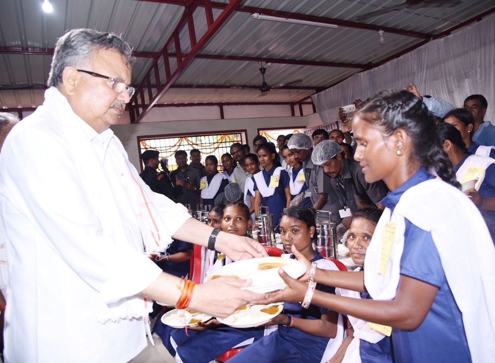 Photo of दीनदयाल श्रम अन्न सहायता योजना के पहले केन्द्र का रमन ने किया शुरू