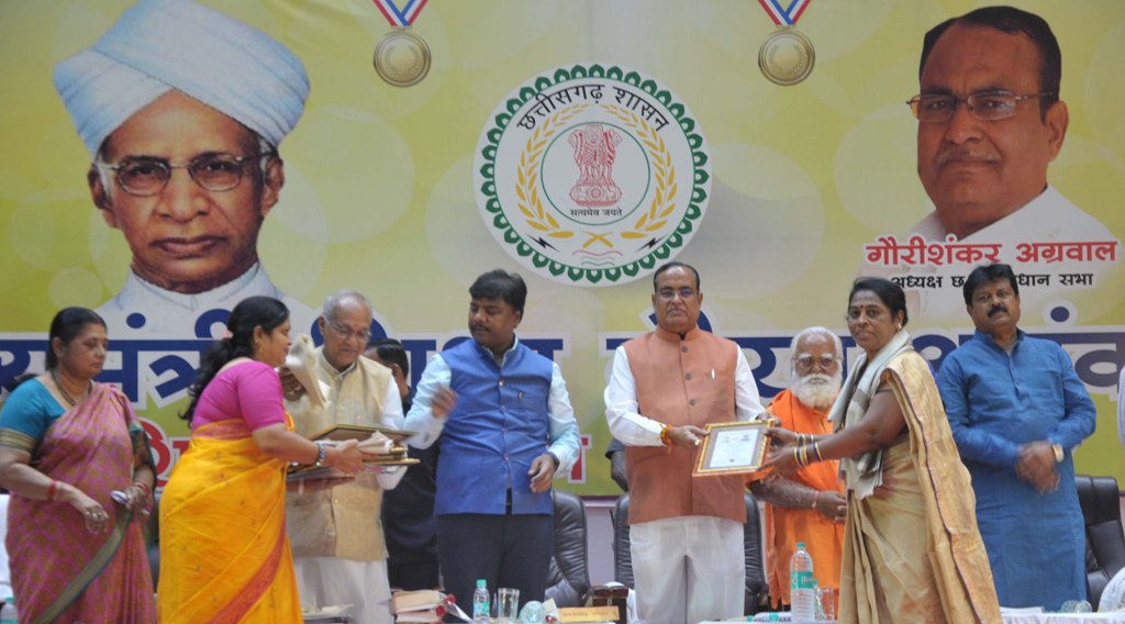Photo of मुख्यमंत्री शिक्षा गौरव अलंकरण से सम्मानित हुए शिक्षक