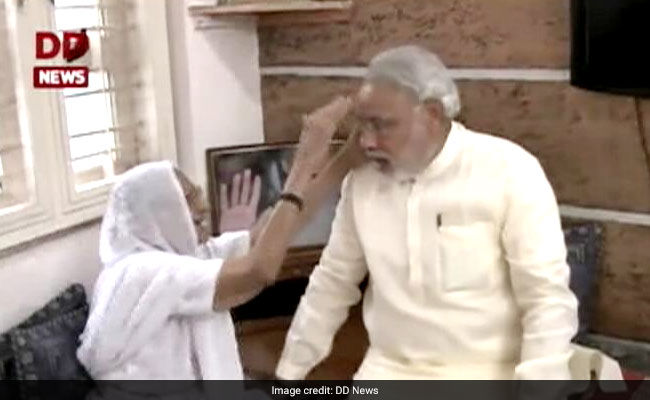 Photo of मोदी ने जन्मदिन पर मां के पैर छूकर लिए आर्शीवाद