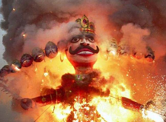 Photo of रावण के पुतले के दहन के साथ ही विजयादशमी का पर्व सम्पन्न