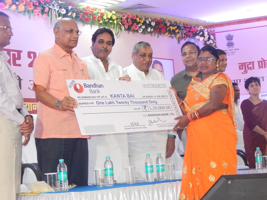 Photo of वित्तीय समावेशन शिविर में 03 करोड़ 95 लाख के ऋण वितरित