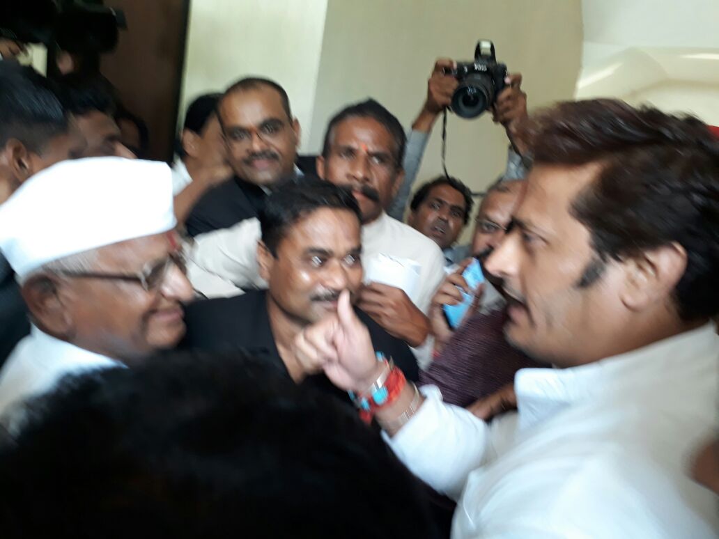 Photo of कांग्रेसियों ने अन्ना हजारे को अपील पत्र देकर की आंदोलन की मांग