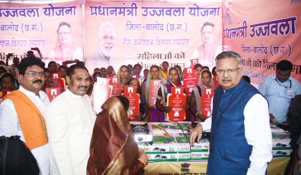 Photo of बोनस तिहार के मौके पर महिलाओं को रमन ने बांटे रसोई गैस कनेक्शन