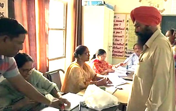 Photo of गुरूदासपुर संसदीय सीट और केरल की एक विधानसभा सीट पर मतदान जारी