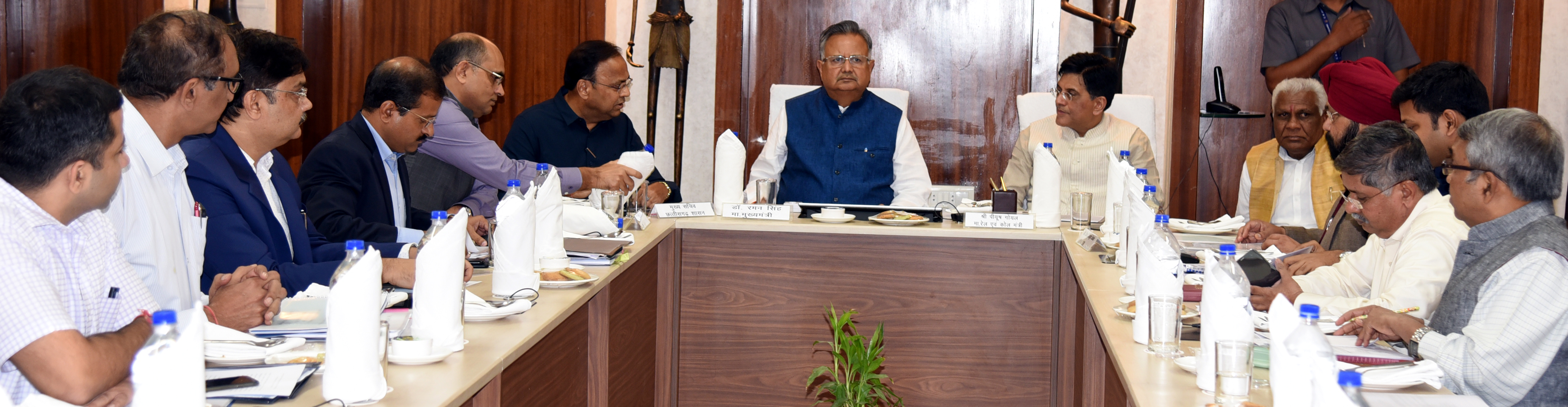 Photo of रमन एवं पीयूष की बैठक में कई रेल परियोजनाओं को मिली मंजूरी