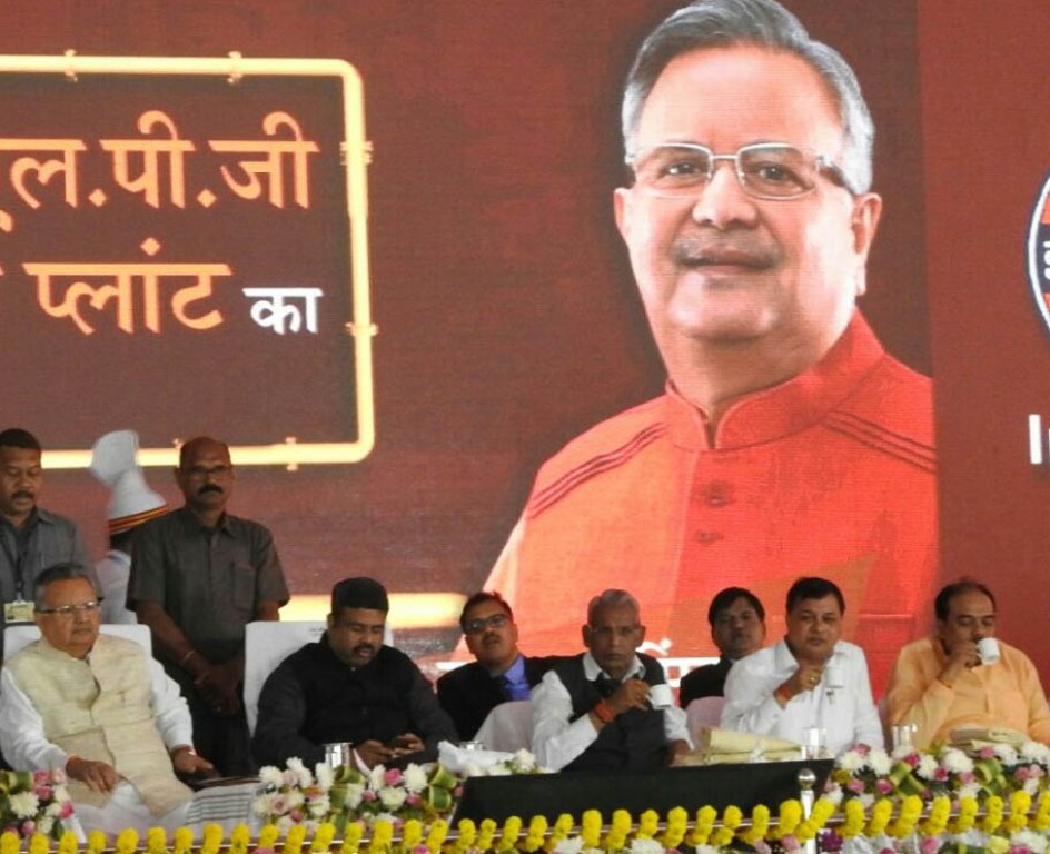 Photo of रमन और प्रधान ने किया 1073 किलोमीटर पाइपलाइन का लोकार्पण