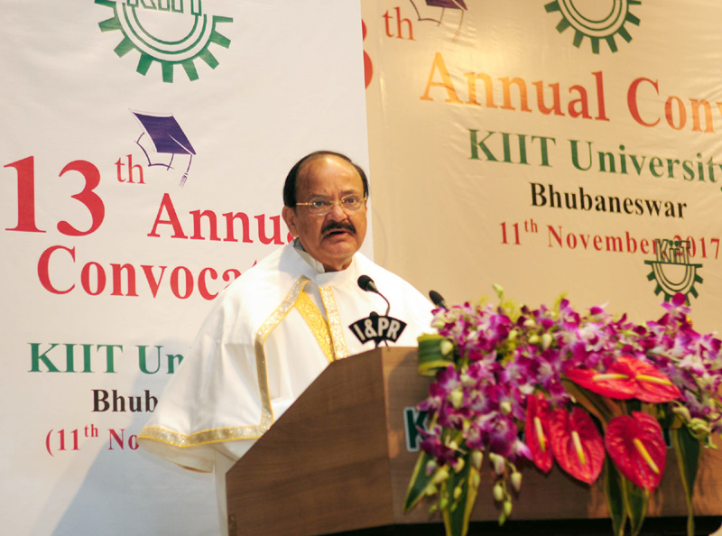 Photo of नायडू ने युवा स्नातकों को माता, मातृभाषा और गुरू का सम्मान करने की दी सलाह