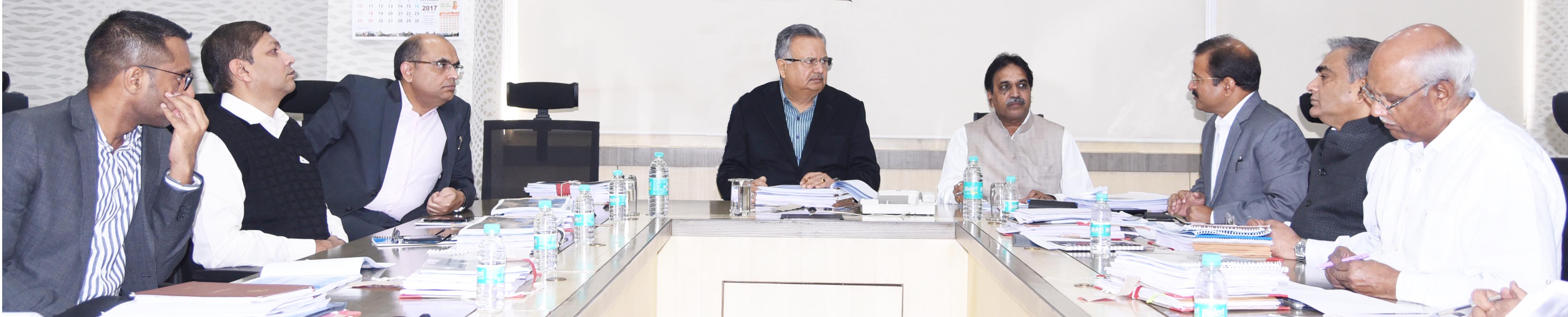 Photo of रमन ने फोरलेन सड़कों में सुरक्षित मार्ग विभाजक बनवाने के दिए निर्देश