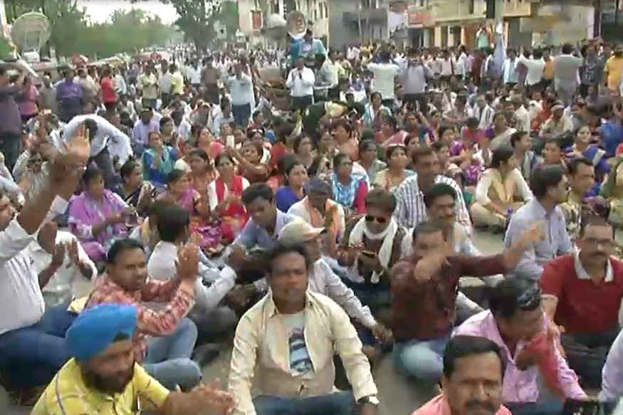 Photo of छत्तीसगढ़ में आन्दोलरत शिक्षाकर्मियों की राज्यभर में गिरफ्तारी