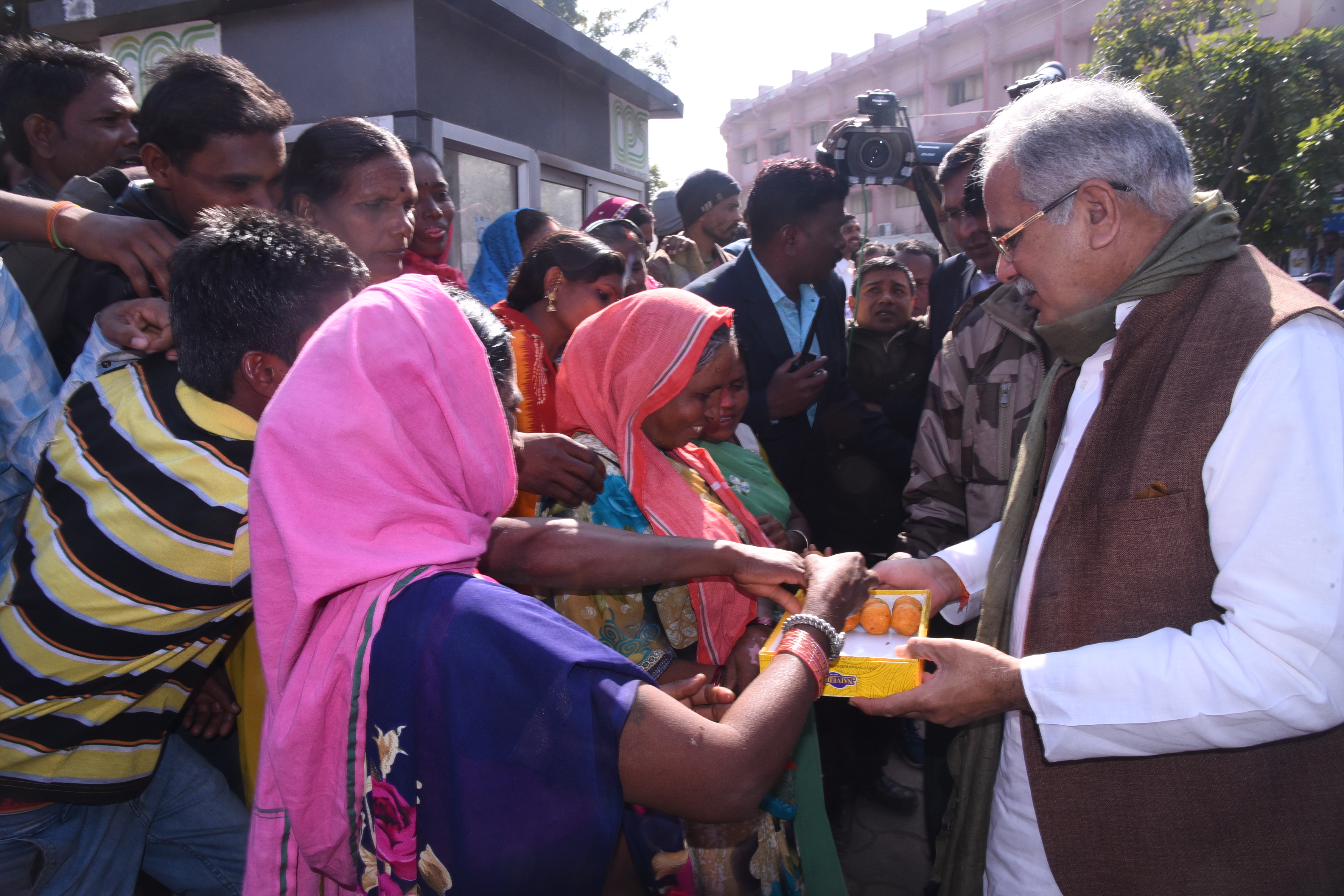 Photo of मुख्यमंत्री ने चावड़ी में मजदूरों से मुलाकात कर की दिन की शुरूआत