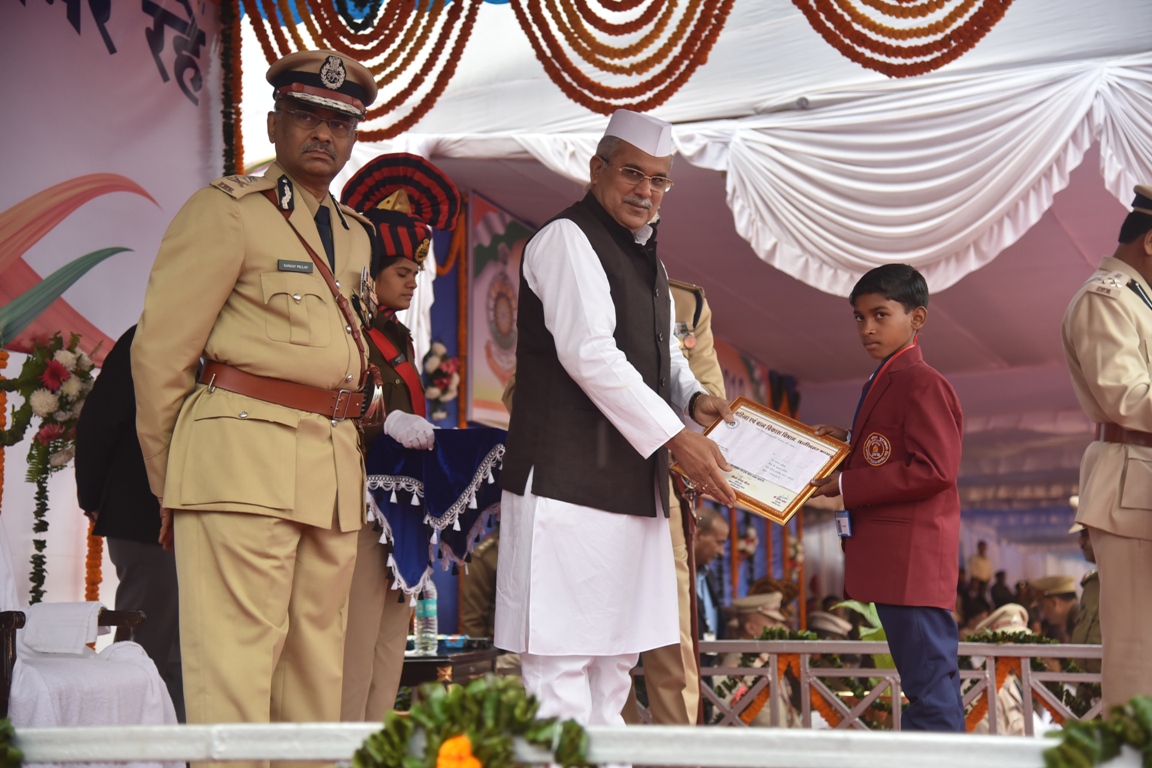 Photo of वीरता पुरस्कारों से सम्मानित हुए साहसी बच्चे एवं पुलिस अधिकारी