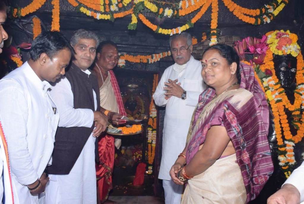 Photo of भूपेश ने माँ दन्तेश्वरी मंदिर में की पूजा-अर्चना