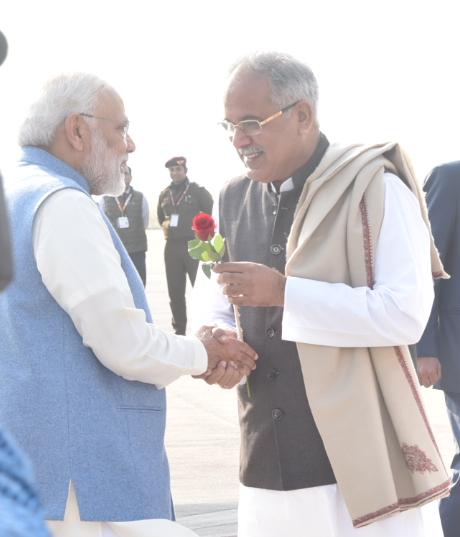 Photo of प्रधानमंत्री श्री मोदी का एयरपोर्ट पर मुख्यमंत्री श्री बघेल ने किया आत्मीय स्वागत