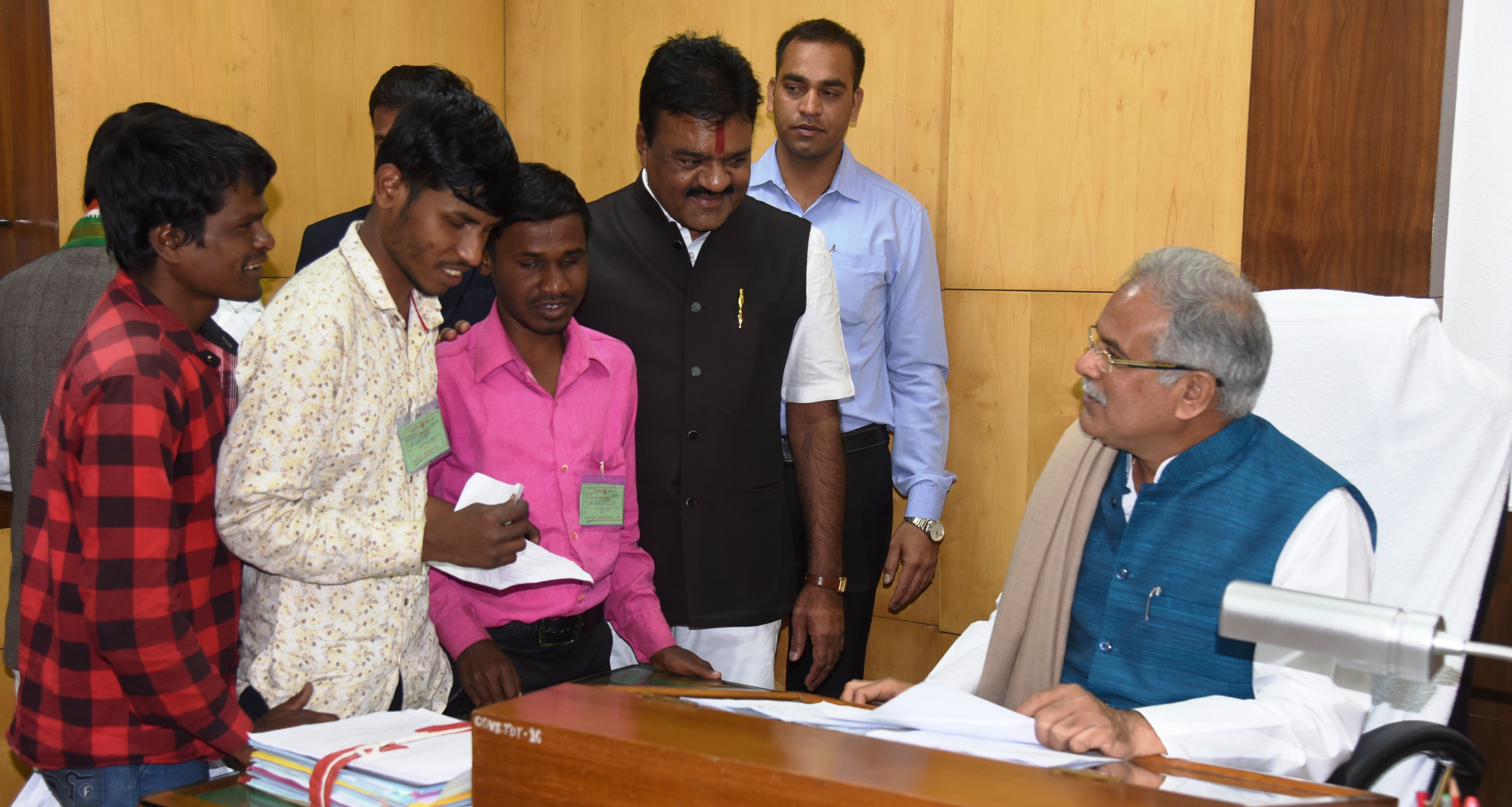 Photo of बस्तर जिले के तीन दृष्टि बाधित युवाओं को मुख्यमंत्री ने दी आर्थिक सहायता