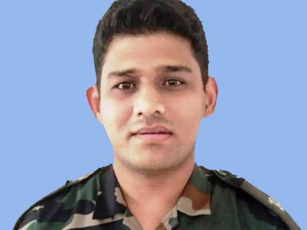 Photo of शहीद मेजर चित्रेश बिष्ट का अंतिम संस्कार हुआ सैनिक सम्मान के साथ