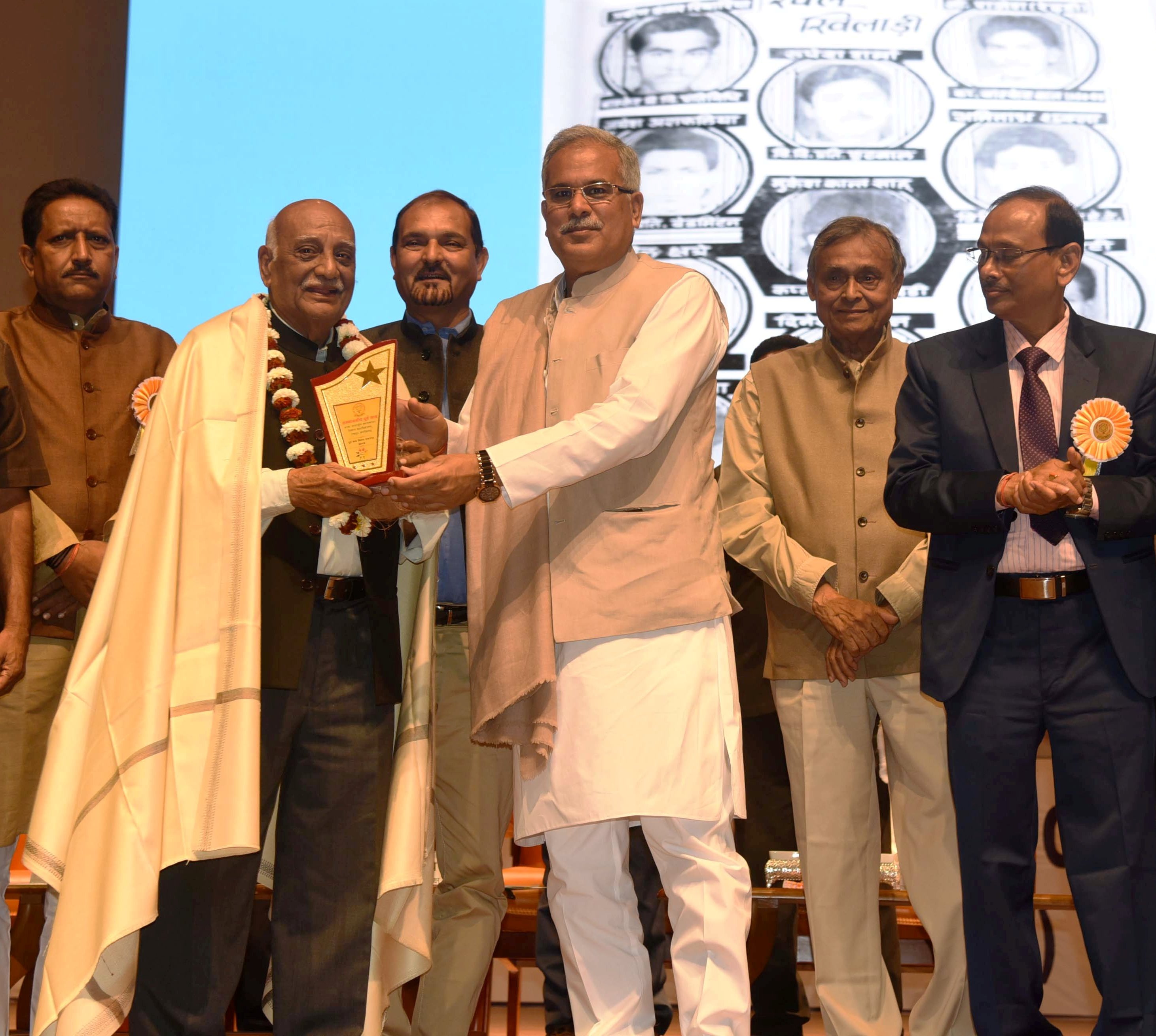 Photo of मेले में बिछड़े भाई आज फिर मिले – भूपेश