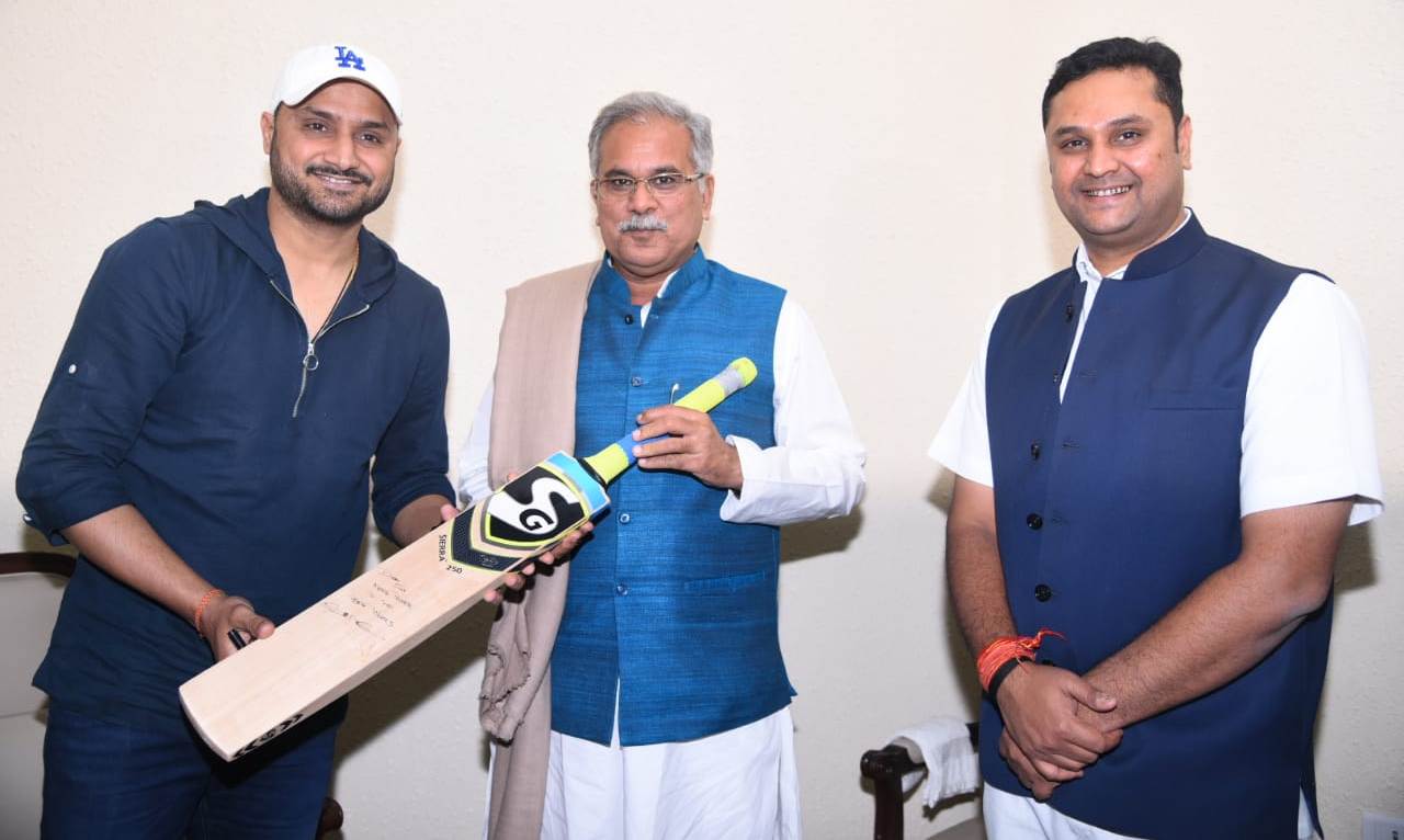 Photo of मुख्यमंत्री से प्रसिद्ध क्रिकेटर हरभजन सिंह ने की सौजन्य मुलाकात