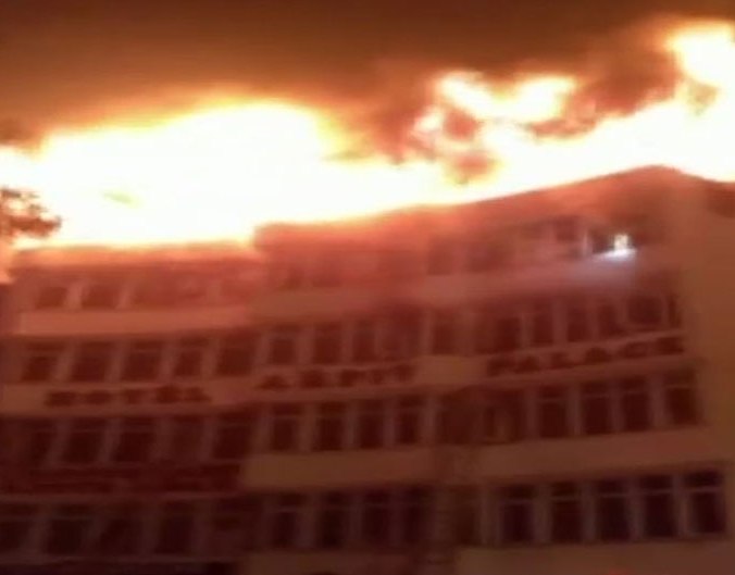 Photo of दिल्लीे के एक होटल में आग लगने से एक बच्चे समेत 17 की मौत