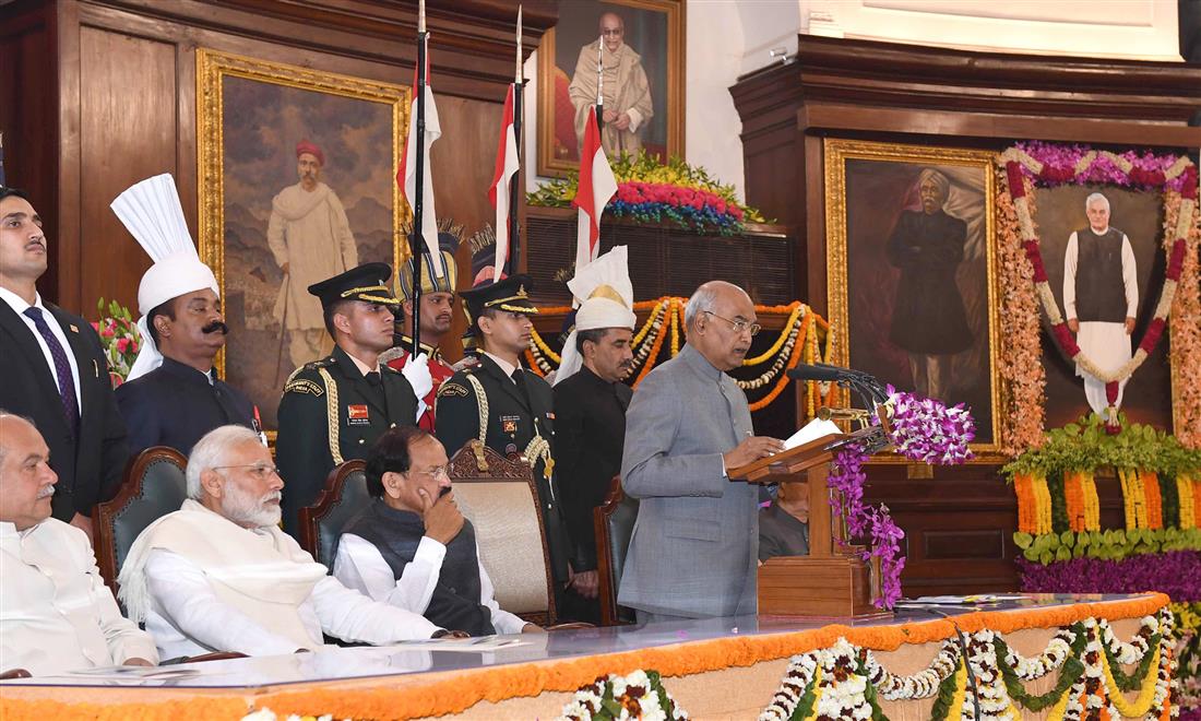 Photo of संसद के केन्द्रीय कक्ष में वाजपेयी जी का लगा चित्र