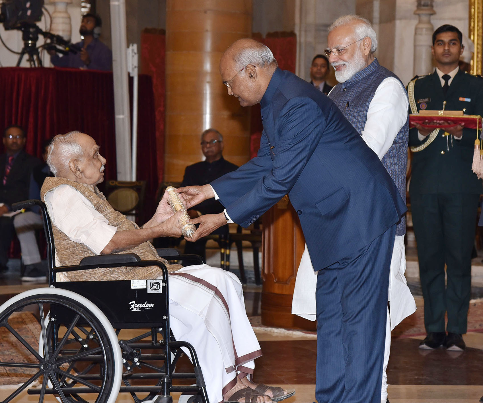 Photo of राष्ट्रपति ने विवेकानंद केन्द्र को गांधी शांति पुरस्कार किया प्रदान