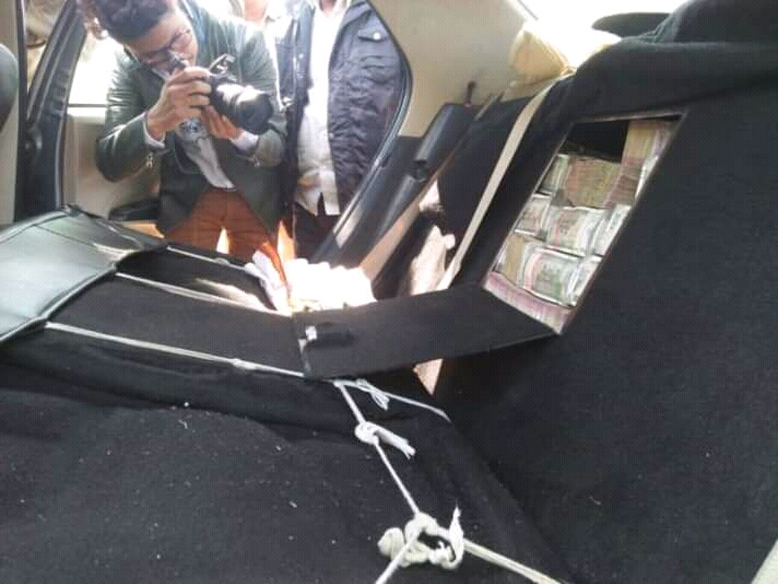 Photo of महासमुन्द पुलिस ने कार से 11 करोड़ की नगदी की बरामद