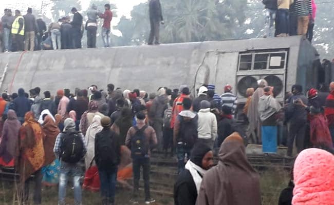 Photo of सीमांचल एक्सप्रेस के 11 डिब्बों के पटरी से उतरने से छह मरे,36 घायल