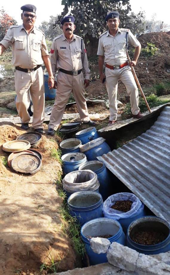 Photo of आबकारी विभाग ने 150 लीटर अवैध शराब एवं नौ क्विंटल महुआ किया बरामद