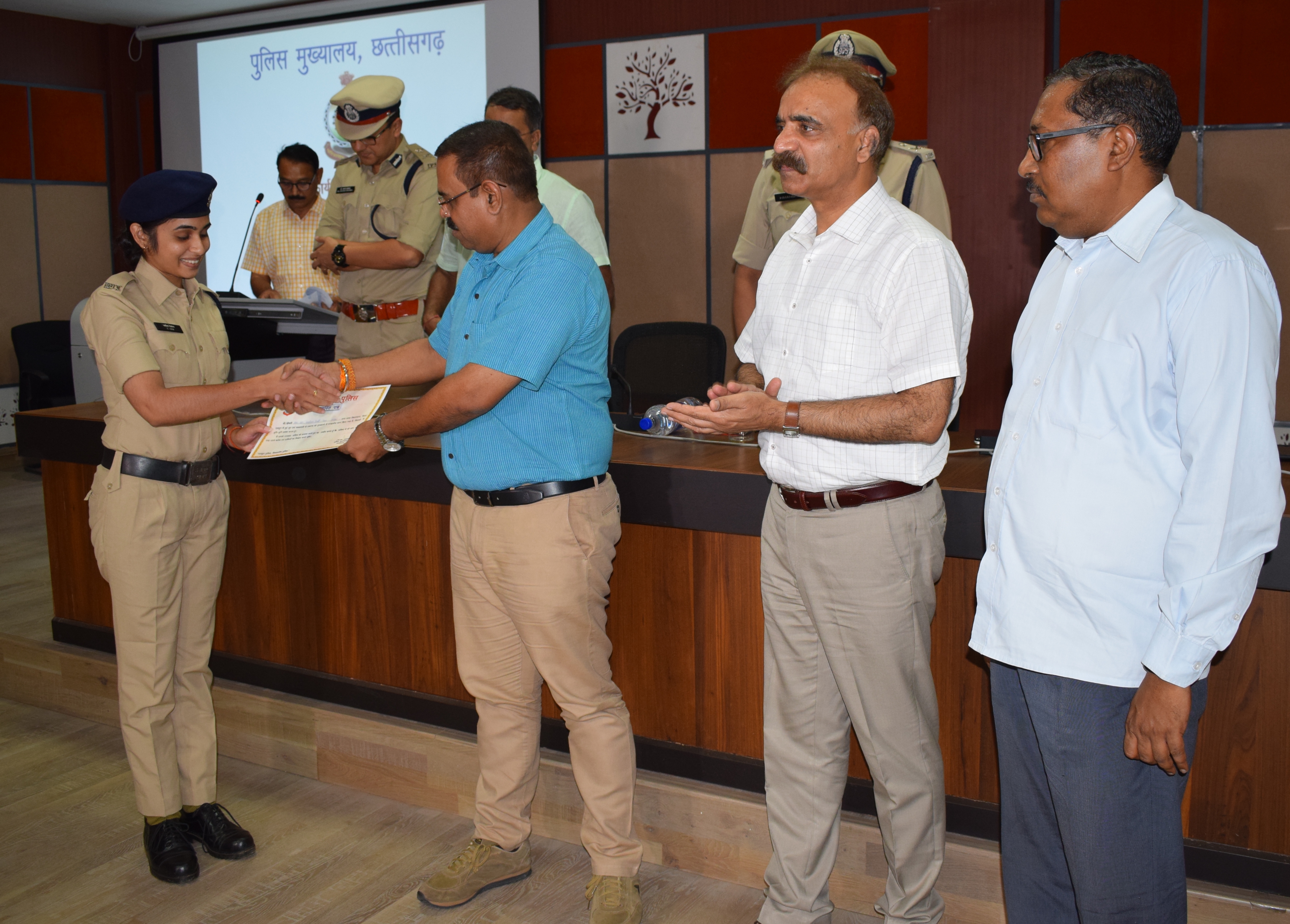 Photo of पुलिस महानिदेशक ने 37 पुलिस अधिकारियों-कर्मचारियों को किया सम्मानित