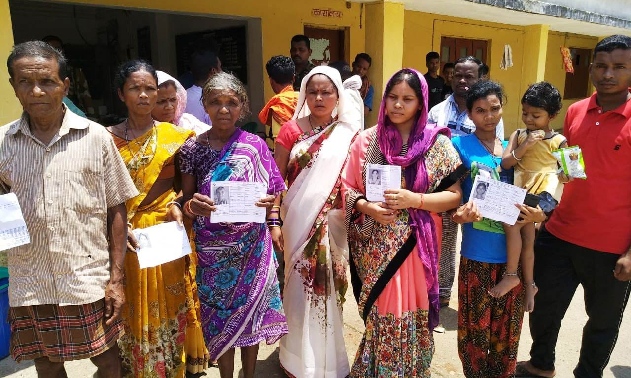 Photo of शोकाकुल मंडावी परिवार ने मतदान कर जताई लोकतंत्र पर आस्था