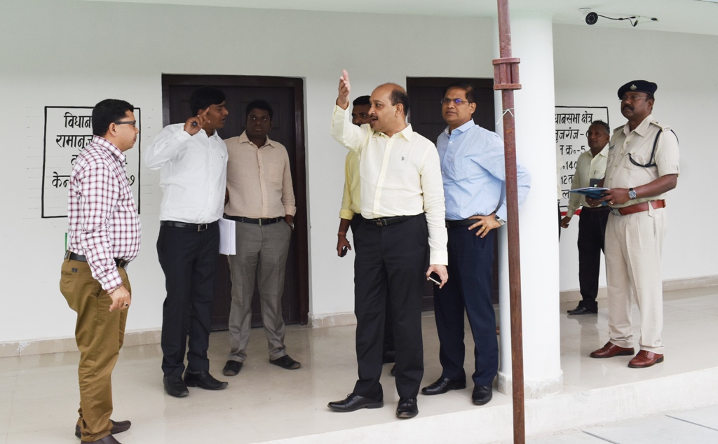 Photo of मुख्य निर्वाचन पदाधिकारी ने स्ट्रांग रूम का किया निरीक्षण