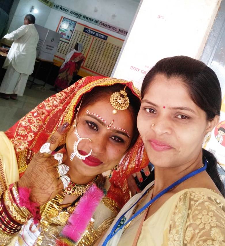 Photo of वैवाहिक रस्मों के बीच मतदान करने पहुंचे अनेक दुल्हा-दुल्हन