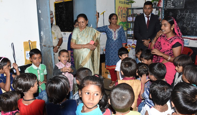 Photo of आंगनबाड़ी केन्द्र में बच्चों से मुखातिब हुईं राज्यपाल