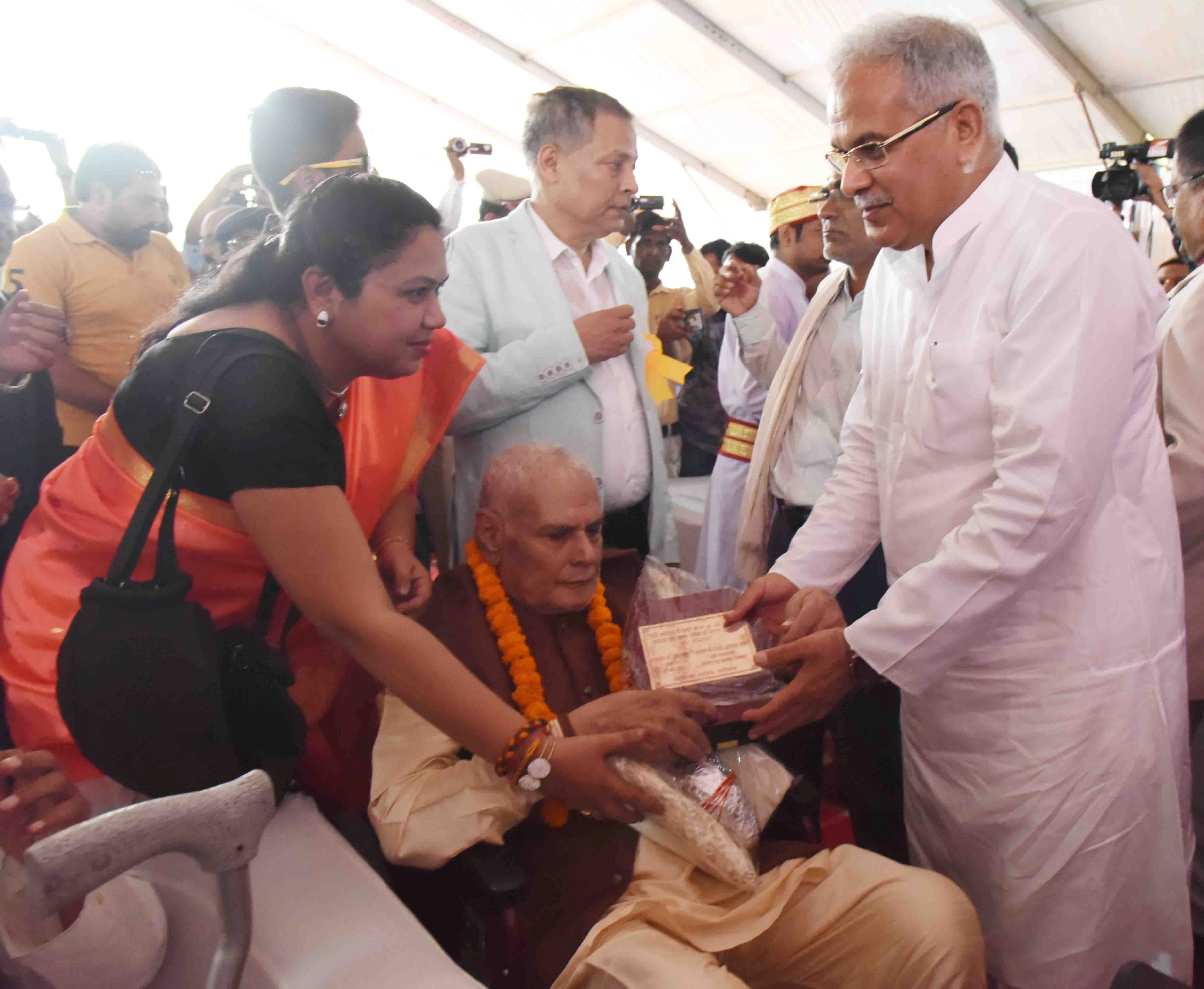 Photo of पांच दशक वकालत करने वाले वरिष्ठ अधिवक्ताओं का भूपेश ने किया सम्मान