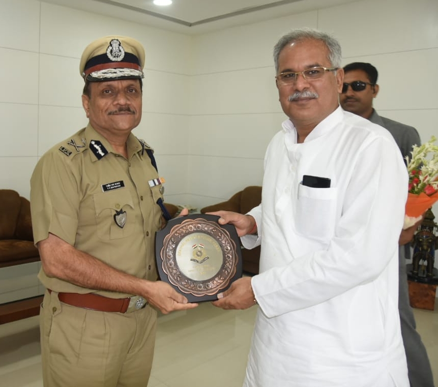 Photo of भूपेश से केंद्रीय रिजर्व पुलिस बल के महानिदेशक ने की सौजन्य मुलाकात