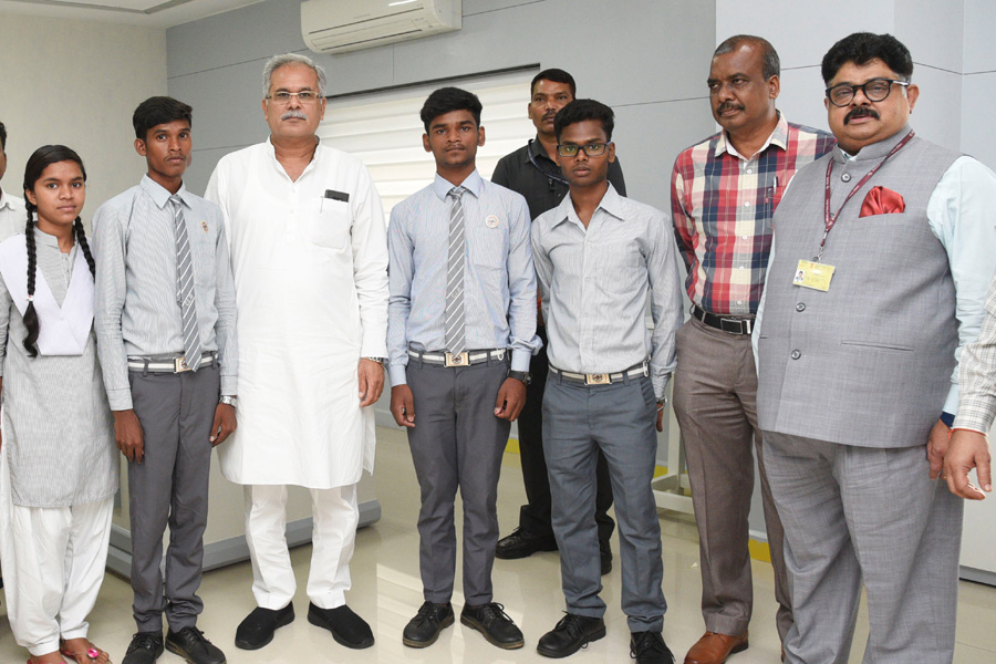 Photo of मुख्यमंत्री से छू-लो-आसमान के चार होनहार विद्यार्थियों ने की मुलाकात