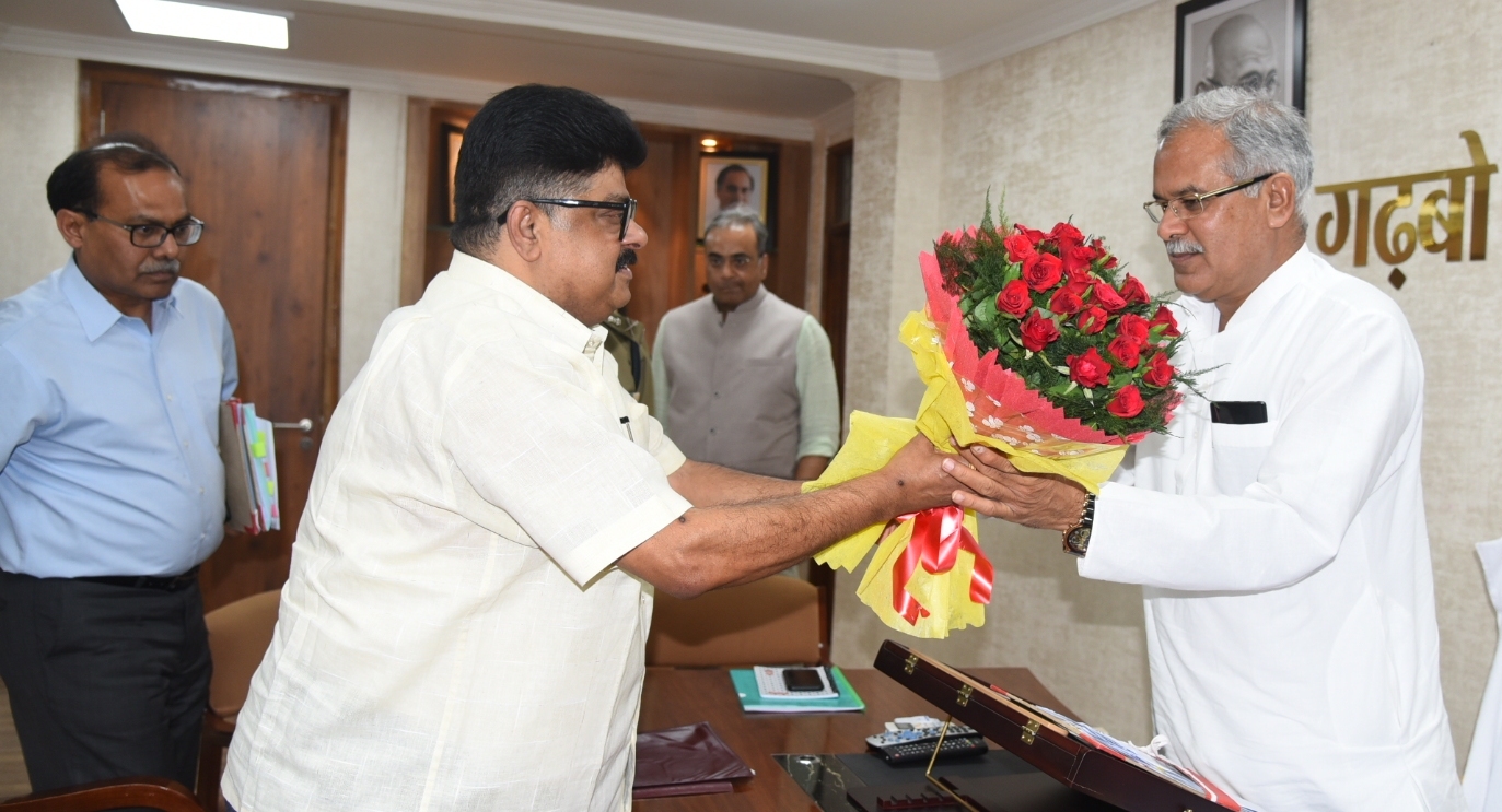 Photo of भूपेश से एनएमडीसी के सीएमडी ने की सौजन्य मुलाकात