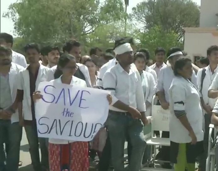 Photo of पश्चिम बंगाल में डॉक्टरों की हड़ताल समाप्त कराने के प्रयास जारी