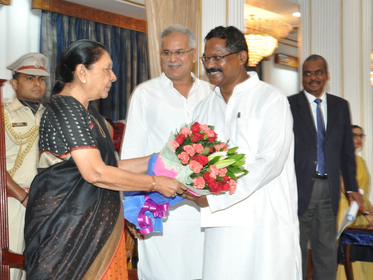 Photo of अमरजीत भगत ने मंत्री पद की ली शपथ