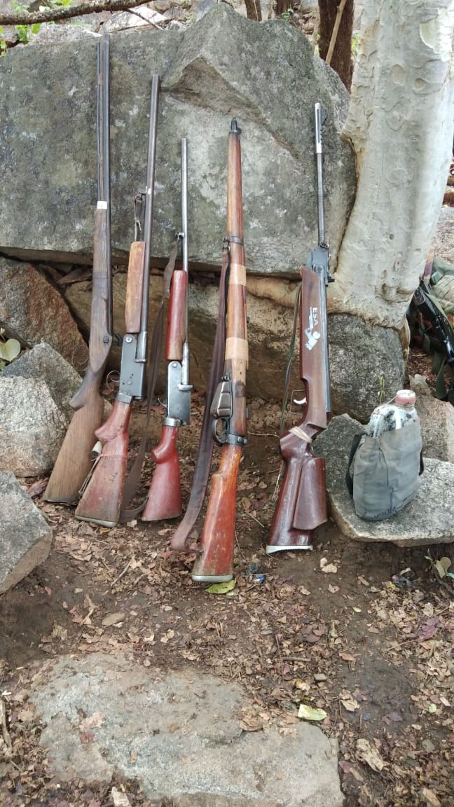 Photo of पुलिस नक्सली मुठभेड़ में भारी मात्रा में हथियार एवं गोला बारूद बरामद