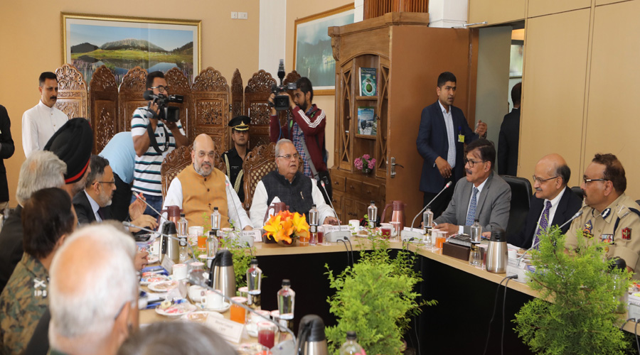 Photo of गृहमंत्री शाह ने जम्मू-कश्मीर में सुरक्षा स्थिति की समीक्षा की