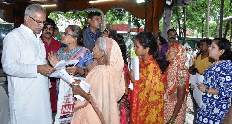 Photo of बघेल ने जन चौपाल में की लोगो की समस्याओं की सुनवाई