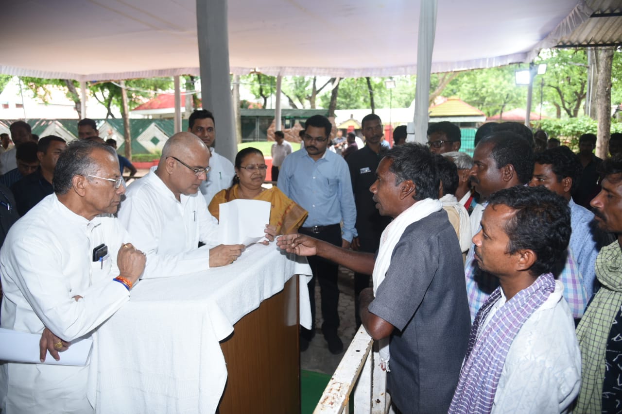 Photo of मुख्यमंत्री ने जनचौपाल में मरीजों को मंजूर की इलाज के लिए सहायता