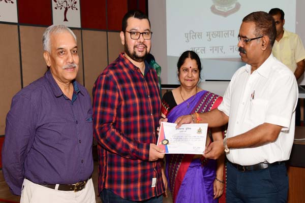 Photo of पुलिस परिवार के मेधावी छात्रों को पुलिस महानिदेशक ने किया सम्मानित